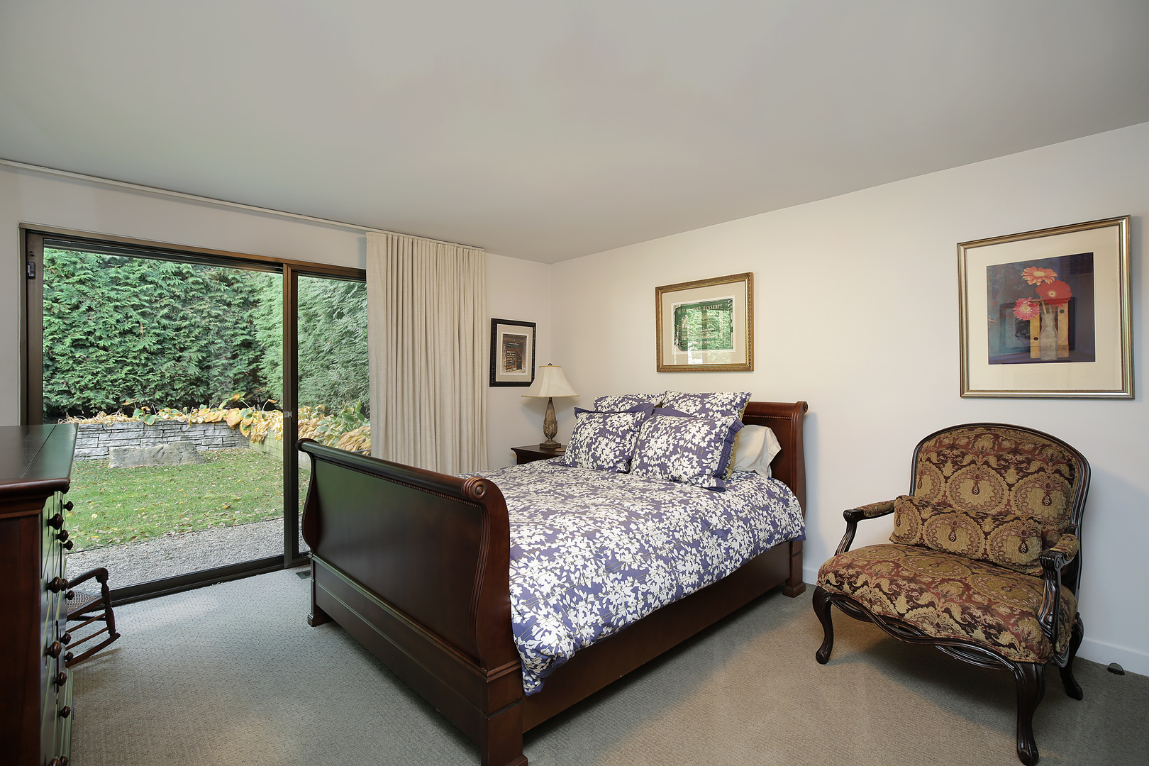 643 Sheridan Road Evanston, IL 60202 - Photo 24 of 29 a bedroom with two beds and a large window