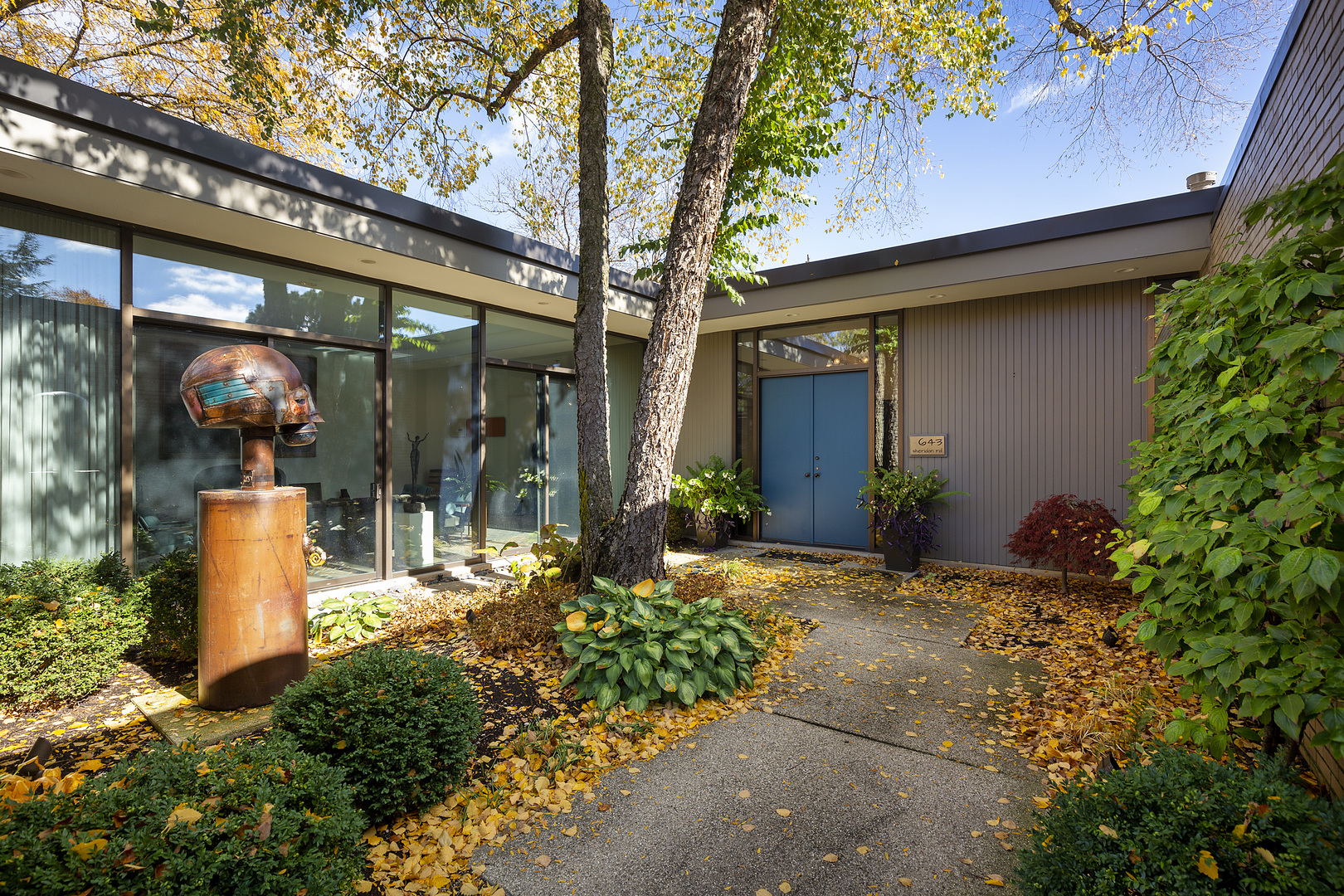 643 Sheridan Road Evanston, IL 60202 - Photo 4 of 29 a front view of a house with a yard
