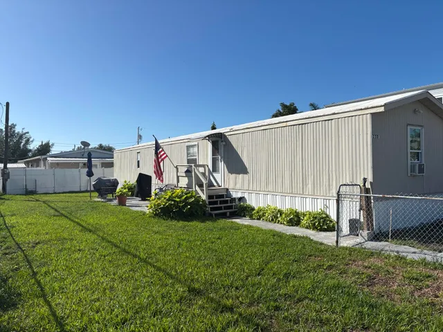 a view of backyard with garden