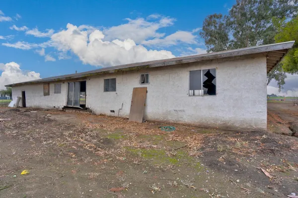 a house view with a backyard space