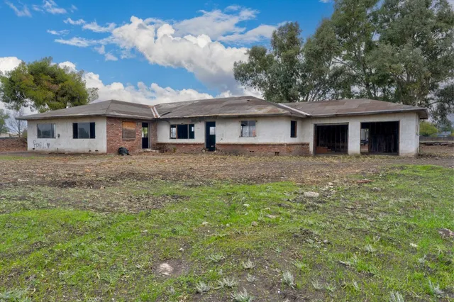 a view of a yard in front of house