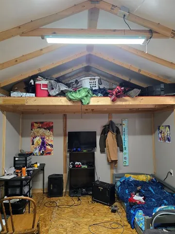 a view of big yard with a house