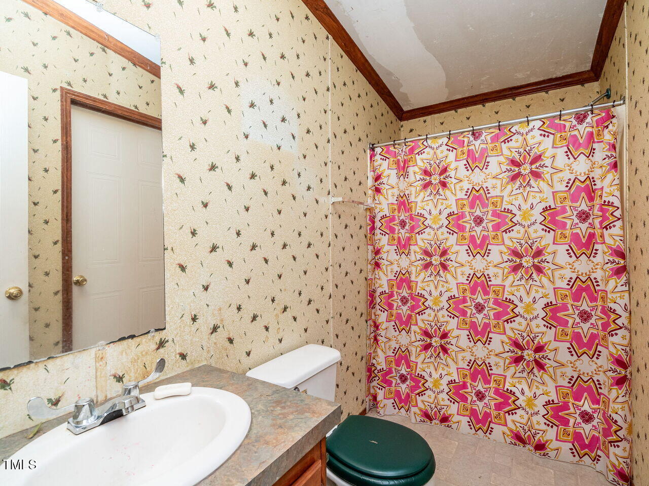 9140 Ransdell Road Raleigh, NC 27603 - Photo 19 of 26 018-1280x960-hallway-full-bathroom