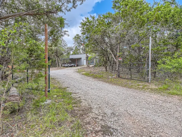 a view of a back yard