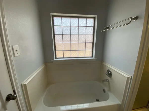 $2,095 | 9806 Genoa Avenue, Lubbock, TX 79424