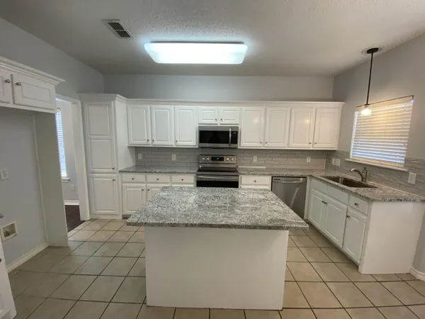 $2,095 | 9806 Genoa Avenue, Lubbock, TX 79424