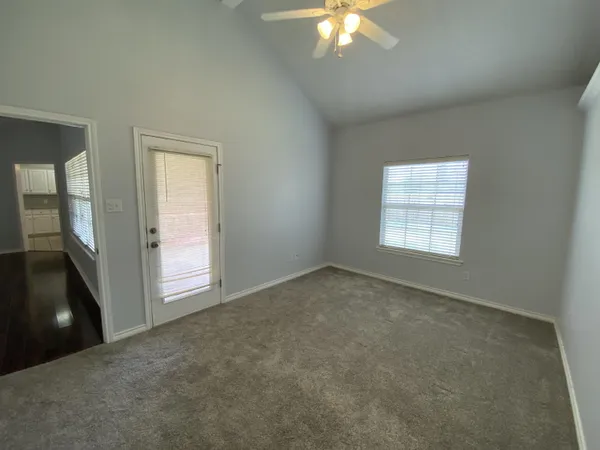 $2,095 | 9806 Genoa Avenue, Lubbock, TX 79424