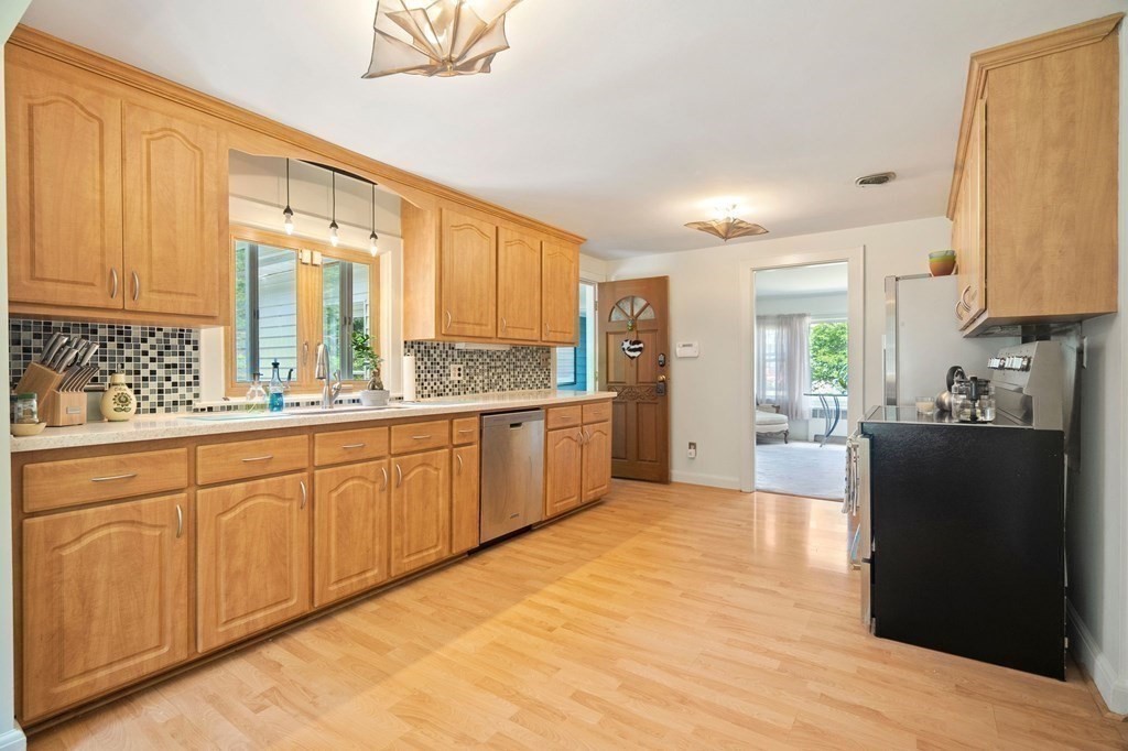 47 Gloucester Road Westwood, MA 02090 - Photo 7 of 25 Gallery Image 7