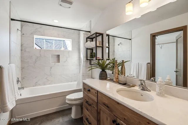 $710,000 | 34 Hitchcock Drive, Dover, ID 83825