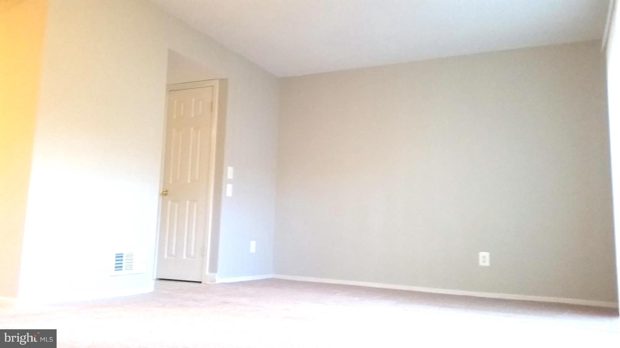 19310 Thomas Farm Road Gaithersburg, MD 20886 - Photo 8 of 20 Living Room