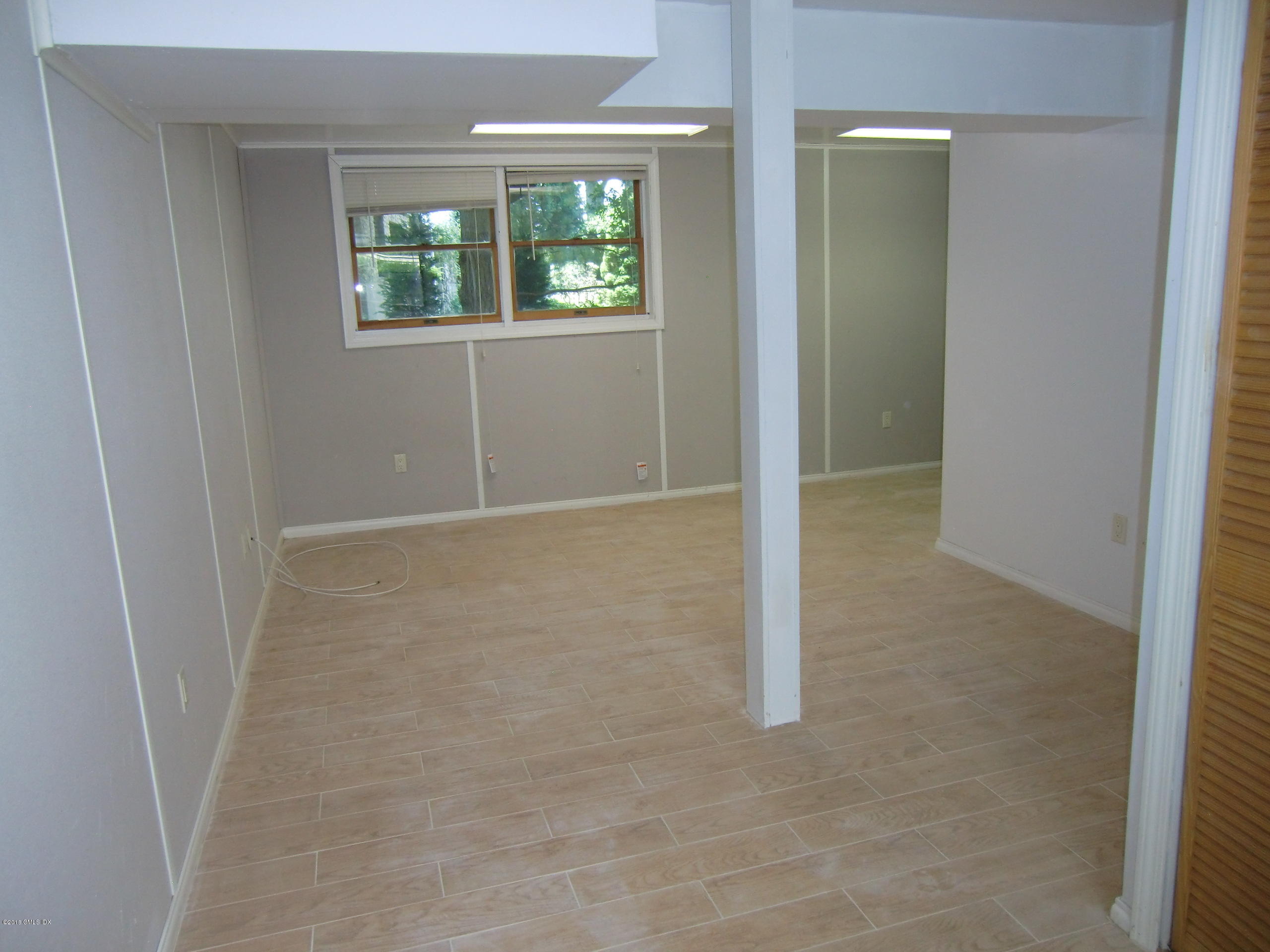 6 Booth Court, Unit B Greenwich, CT 06830 - Photo 5 of 9 an empty room with windows