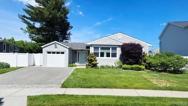 $899,000 | 7 Eva Lane, Plainview, NY 11803