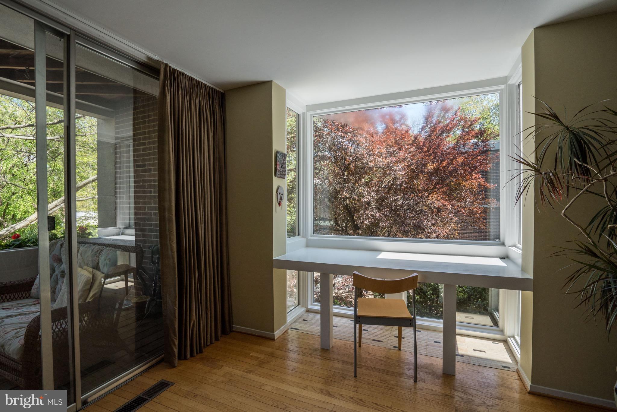 11569 Maple Ridge Road Reston, VA 20190 - Photo 14 of 30 Living Room