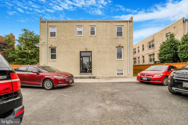 $2,100 | 417 18th Street Northeast, Unit 101, Washington, DC 20002