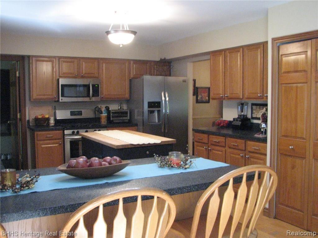 8756 McClements Road Brighton, MI 48114 - Photo 20 of 42 Kitchen Counter Seating