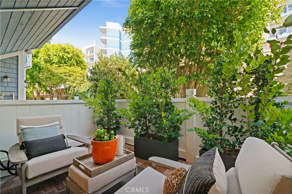 3716 Vía Dolce Marina del Rey, CA 90292 - Photo 38 of 55 a outdoor living space with furniture and garden view