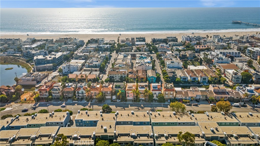 3716 Vía Dolce Marina del Rey, CA 90292 - Photo 44 of 55 a view of a city