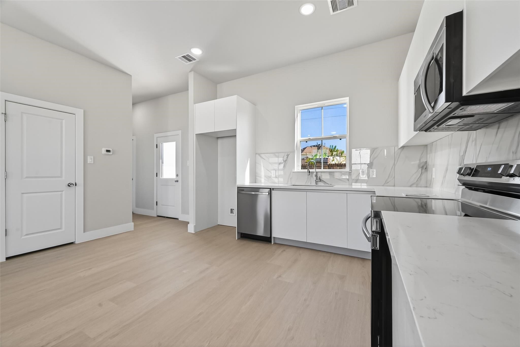 6702 Metro Boulevard, Unit 6 Houston, TX 77083 - Photo 11 of 29 Kitchen - with premium quartz countertops