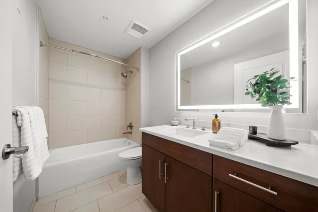 $1,284,000 | 850 North Lake Shore Drive, Unit 1905, Chicago, IL 60611