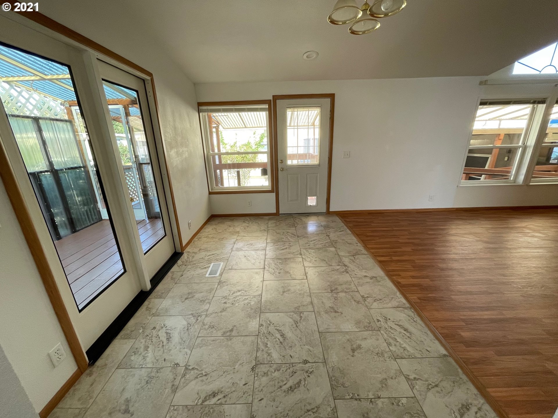 2150 Laura Street, Unit 61 Springfield, OR 97477 - Photo 15 of 24 a view of an empty room and window