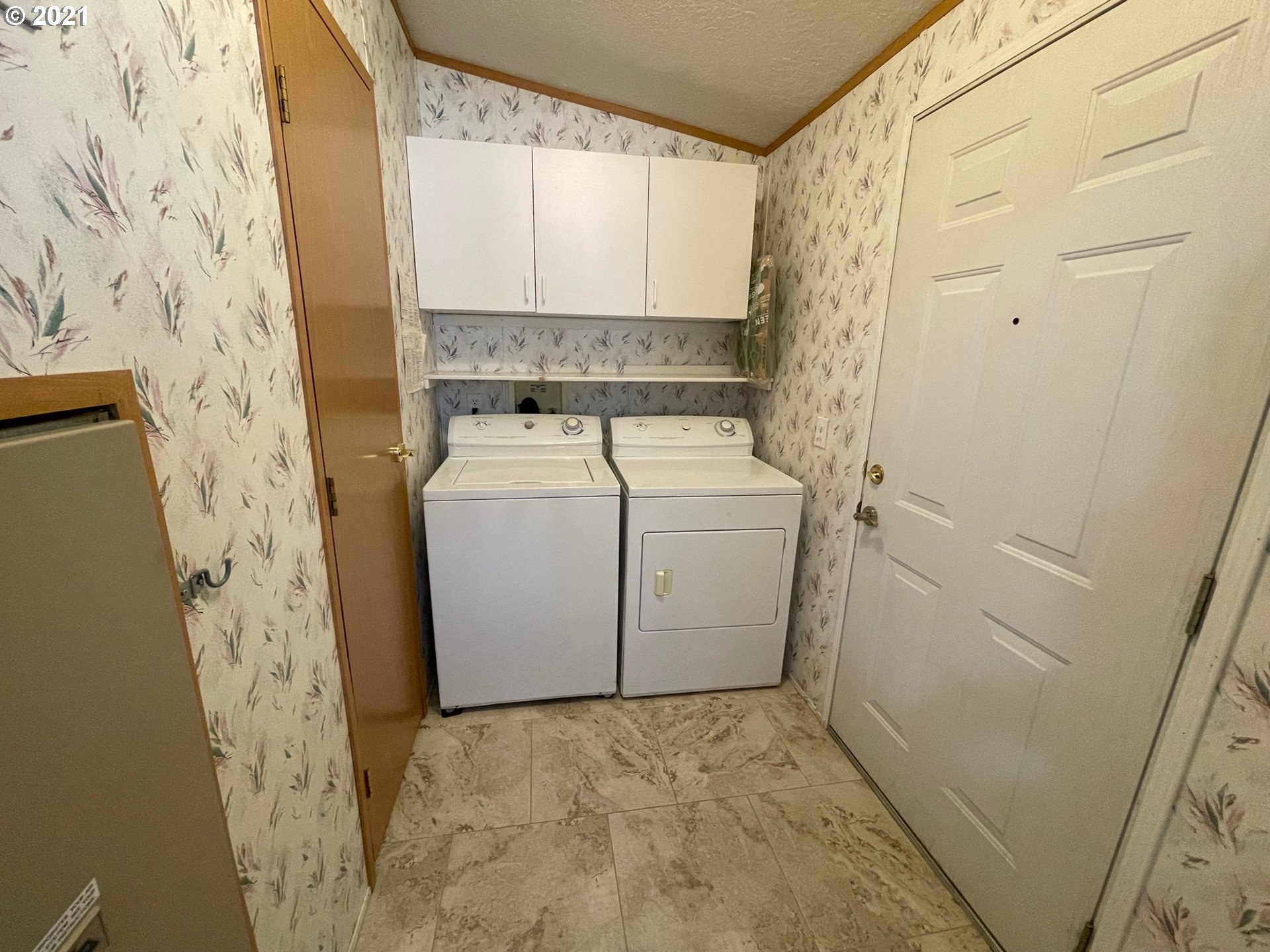 2150 Laura Street, Unit 61 Springfield, OR 97477 - Photo 17 of 24 a view of a utility room with dryer and washer