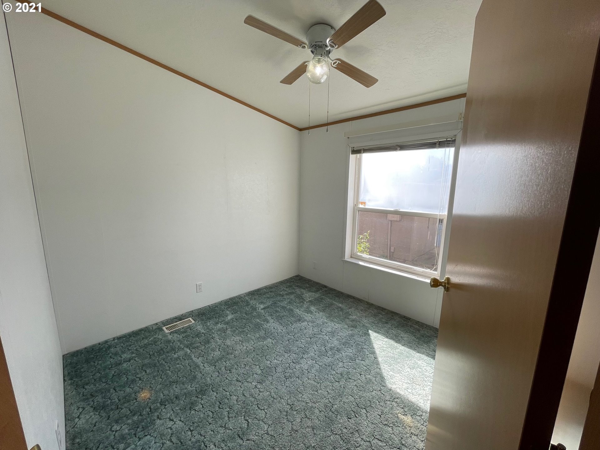 2150 Laura Street, Unit 61 Springfield, OR 97477 - Photo 19 of 24 an empty room with a window