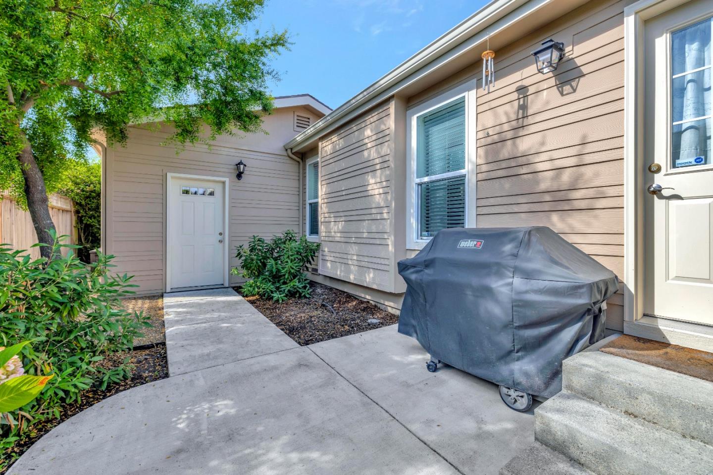 552 Filbert Street Half Moon Bay, CA 94019 - Photo 27 of 34 a view of a backyard with potted plants