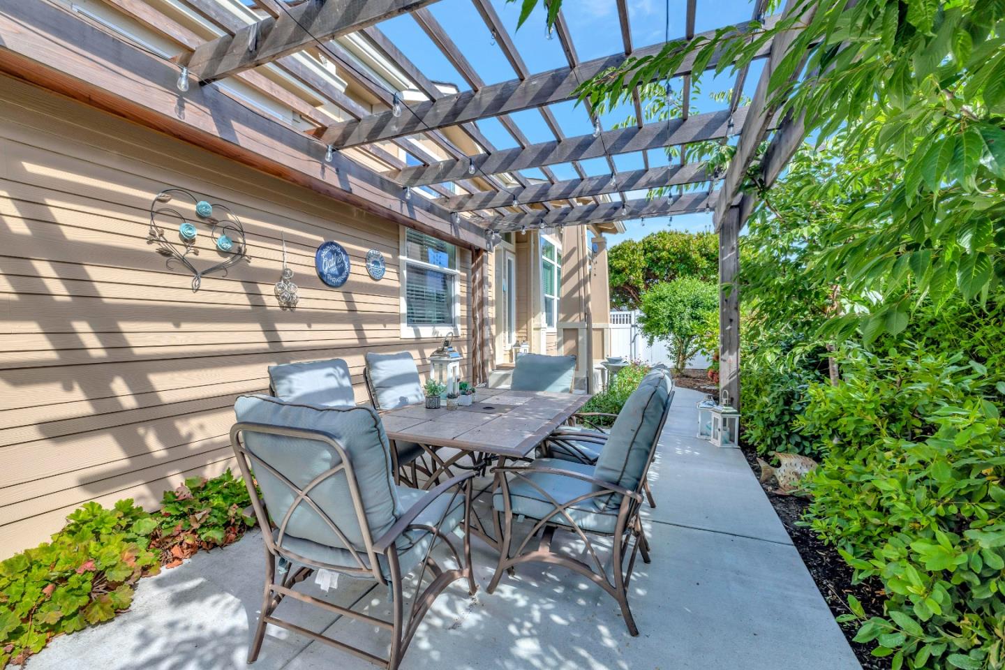 552 Filbert Street Half Moon Bay, CA 94019 - Photo 5 of 34 a view of a table and chairs in patio