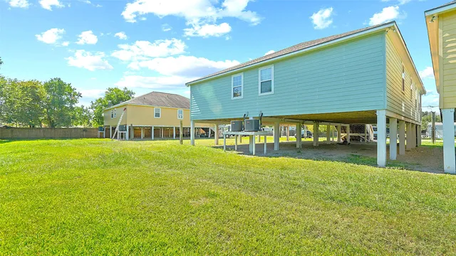 a view of house with a yard