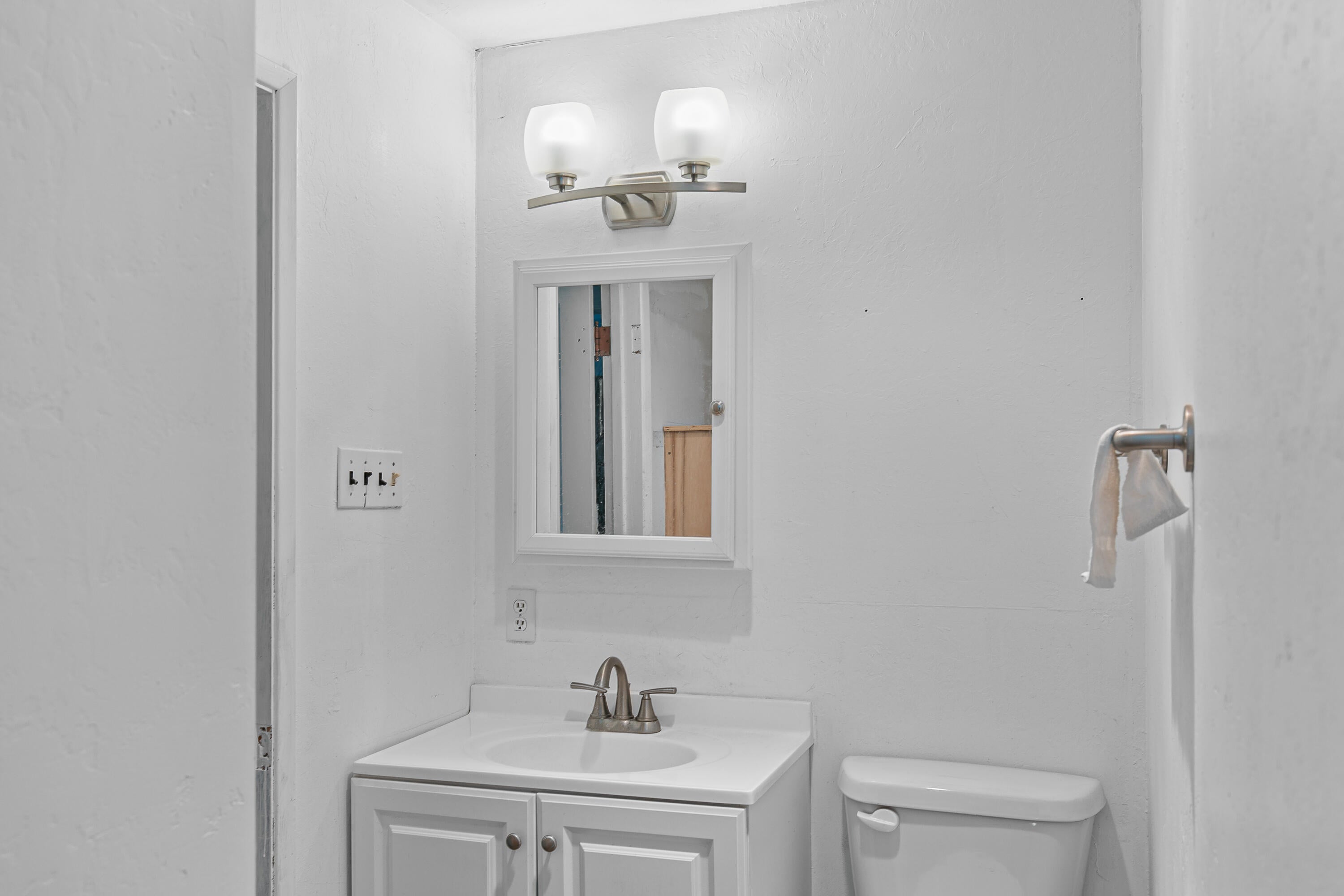 4780 Andrews Road Medford, OR 97501 - Photo 36 of 47 Half Bath Upstairs