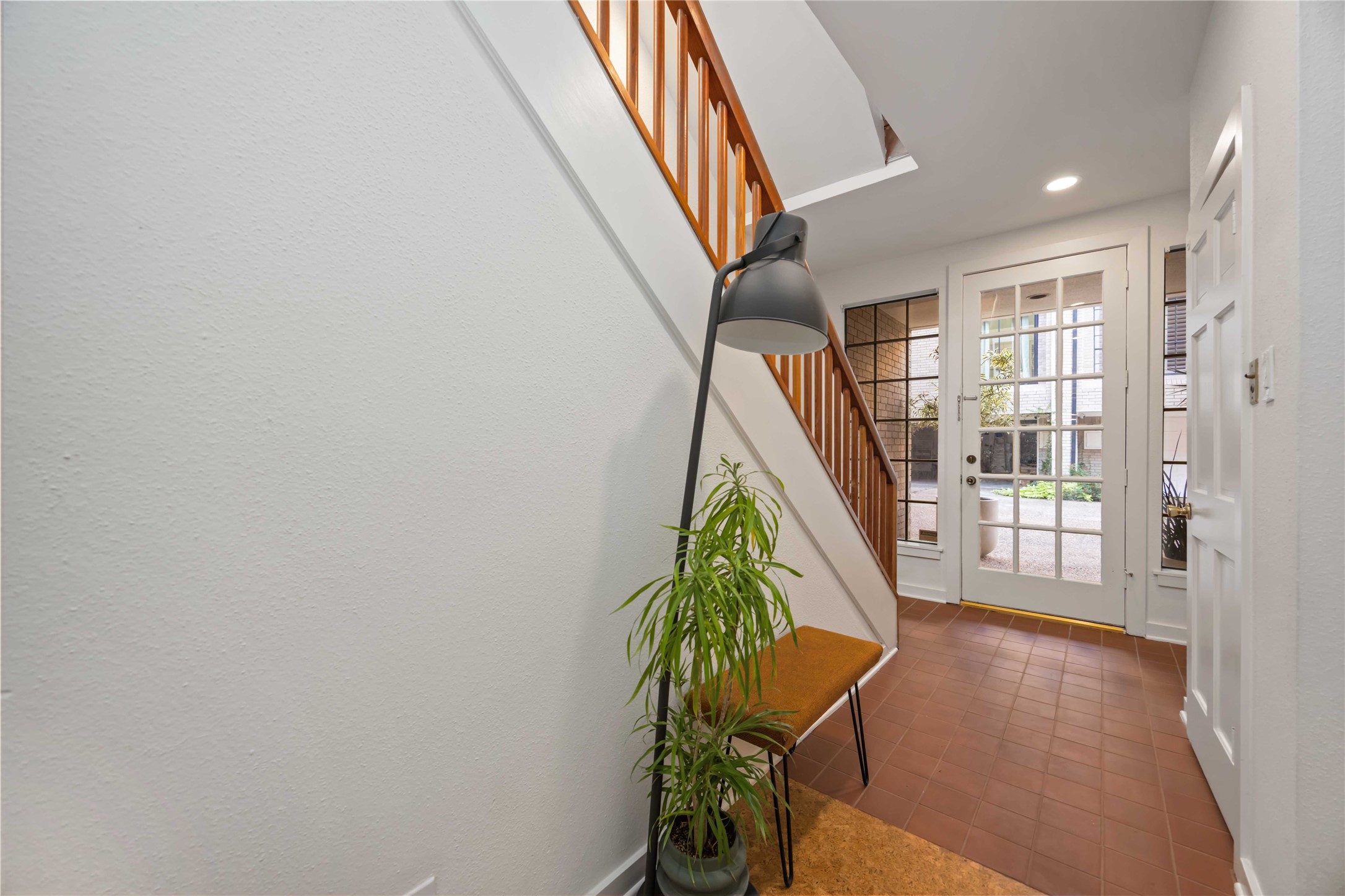 1425 Nantucket Drive, Unit B Houston, TX 77057 - Photo 10 of 38 1st Floor Hallway