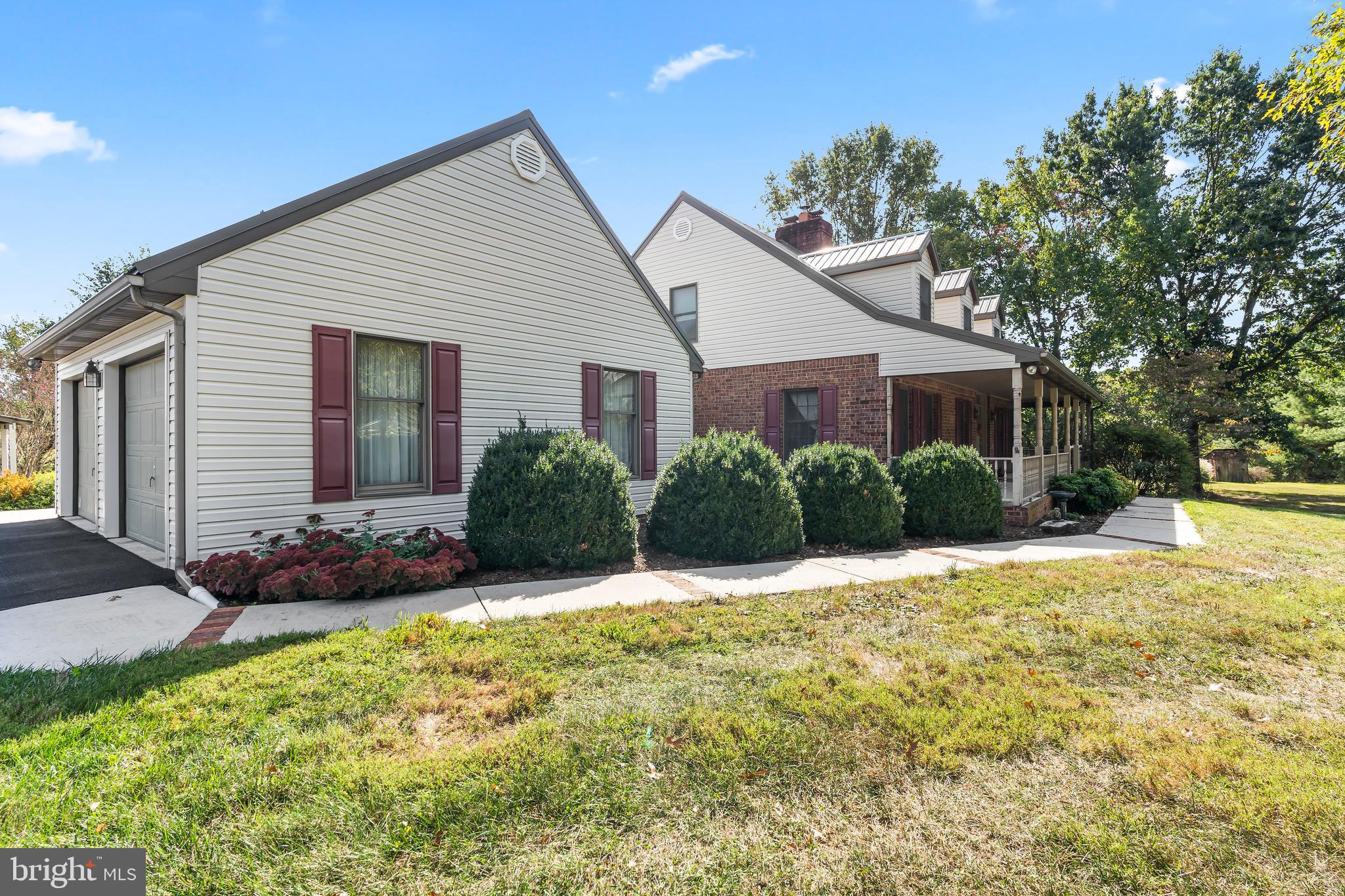 11625 Walnut Point Road Hagerstown, MD 21740 - Photo 105 of 118 a front view of a house with a yard and garage