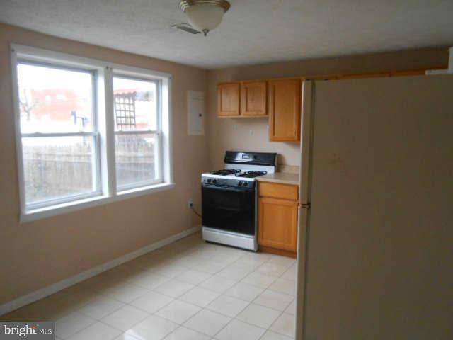 2803 Hollins Ferry Road Baltimore, MD 21230 - Photo 4 of 11 Kitchen