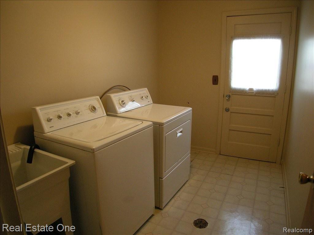 25355 Branchaster Road Farmington, MI 48336 - Photo 21 of 23 First Floor Laundry