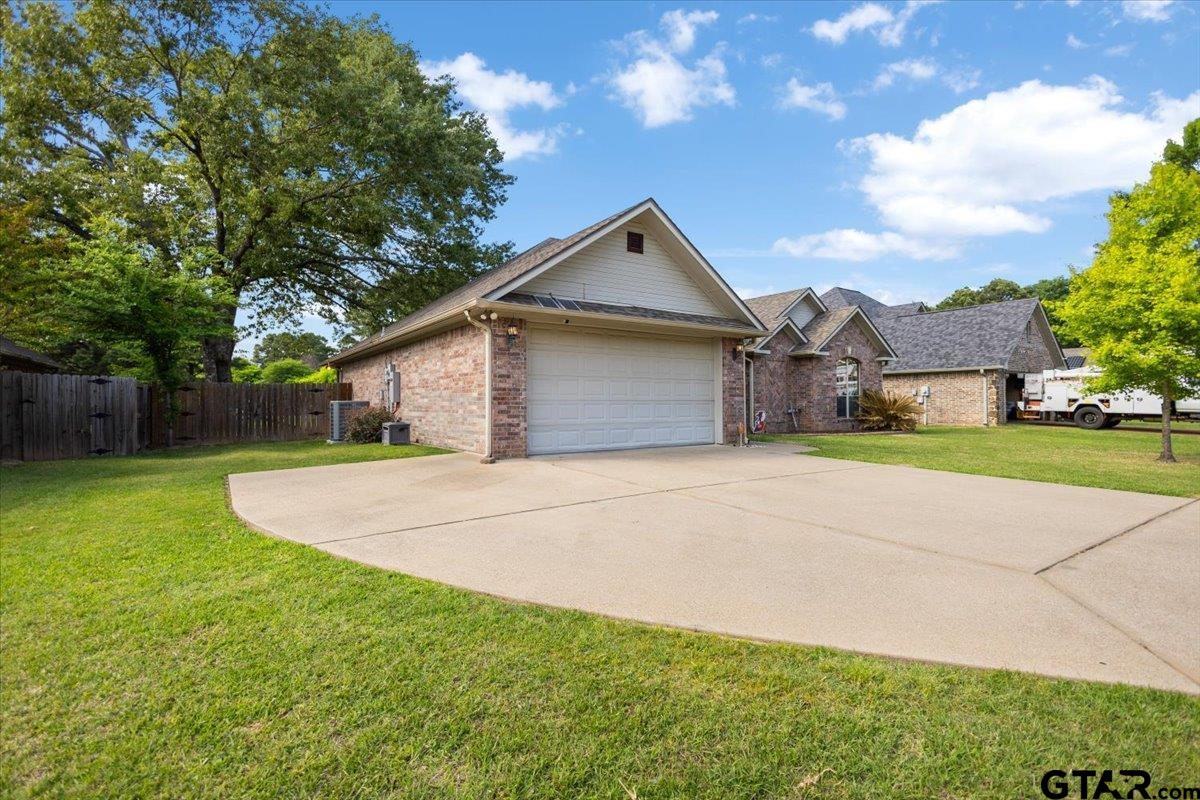 21192 Altuda Lane Flint, TX 75762 - Photo 6 of 46 a front view of house with yard and garage