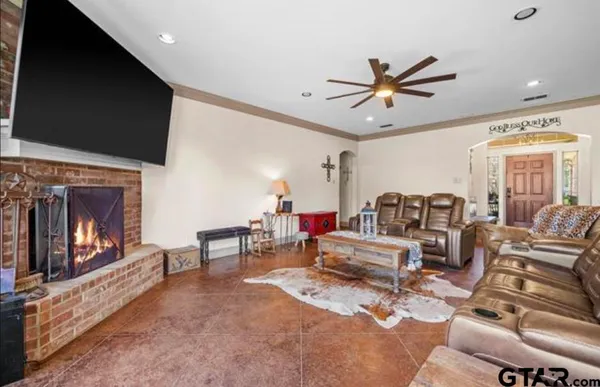 $379,500 | 21192 Altuda Lane, Flint, TX 75762