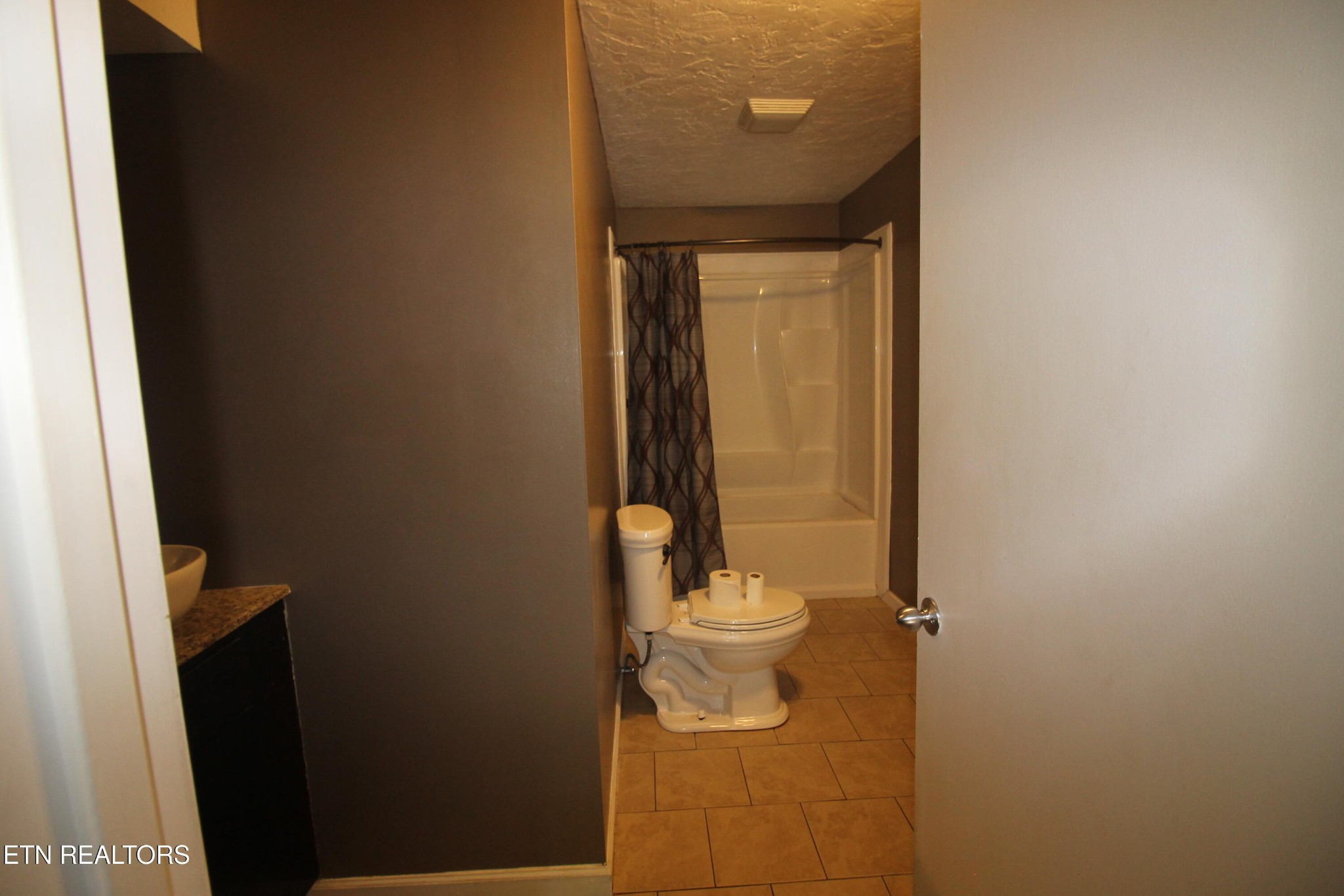 2523 Chukar Road Knoxville, TN 37923 - Photo 21 of 33 a bathroom with a toilet