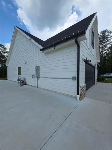 a view of a house with garage and garage