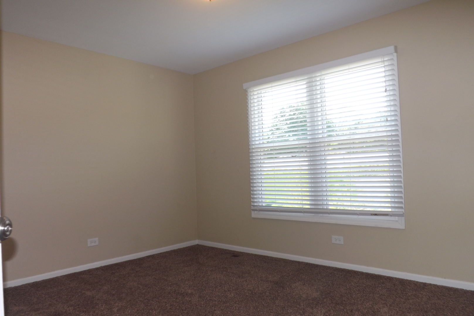 120 Arquilla Drive Algonquin, IL 60102 - Photo 18 of 18 an empty room with a window