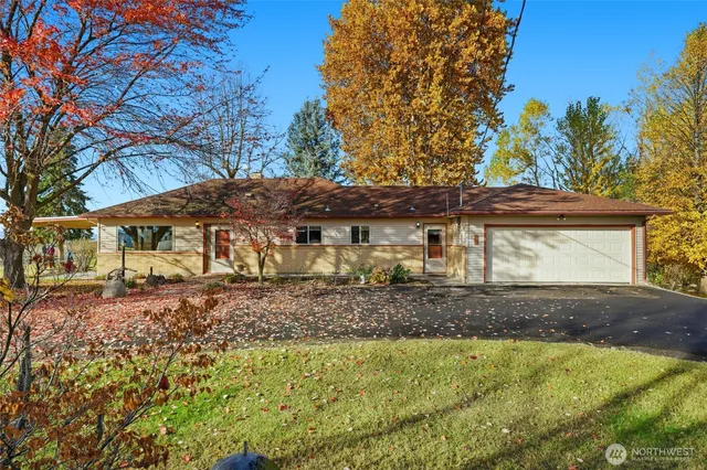 a view of a house with a yard