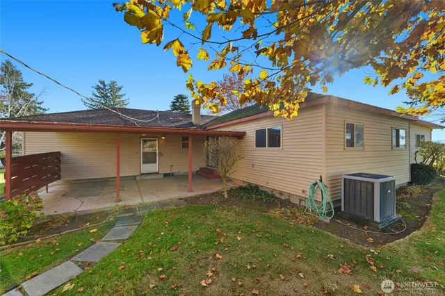 a view of a house with a yard