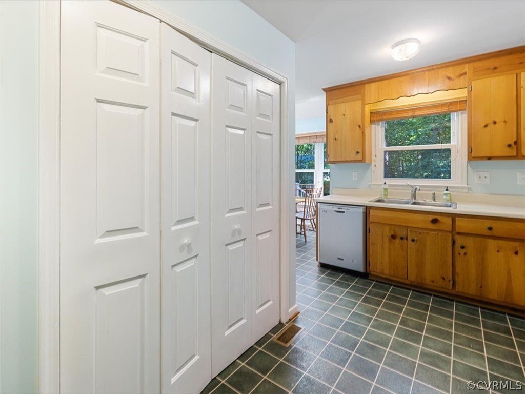 14810 Acorn Ridge Road Midlothian, VA 23112 - Photo 11 of 25 Pantry, plenty of storage, eat-in.