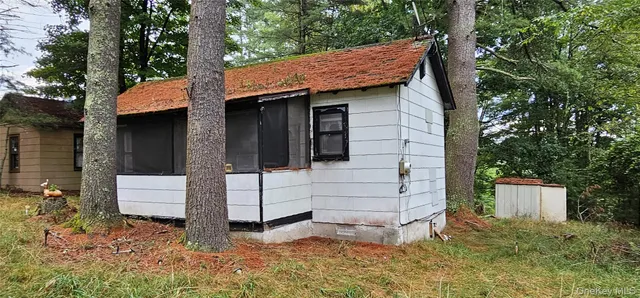 a view of a house with a backyard