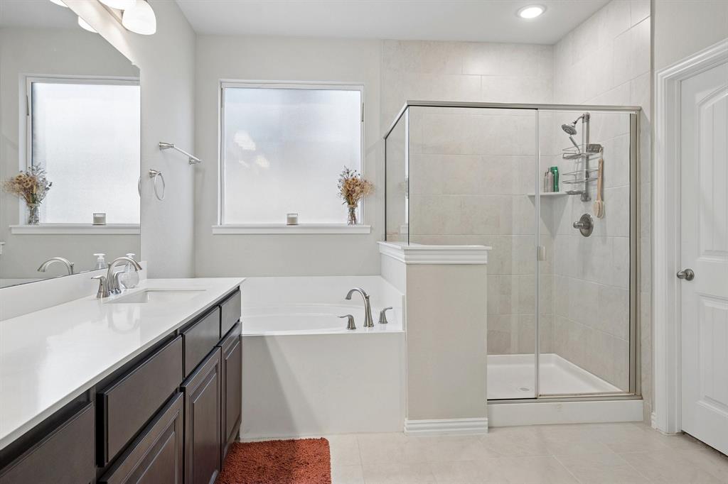 15057 Ted Trail Aledo, TX 76008 - Photo 22 of 35 Tub and shower!