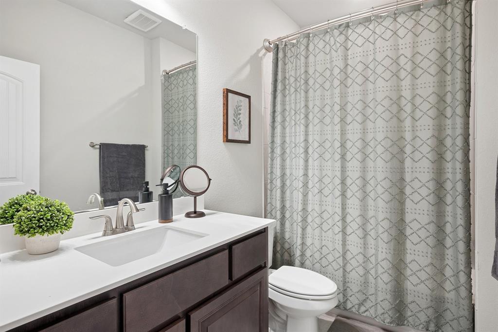 15057 Ted Trail Aledo, TX 76008 - Photo 26 of 35 Shared bath between the 2 bedrooms