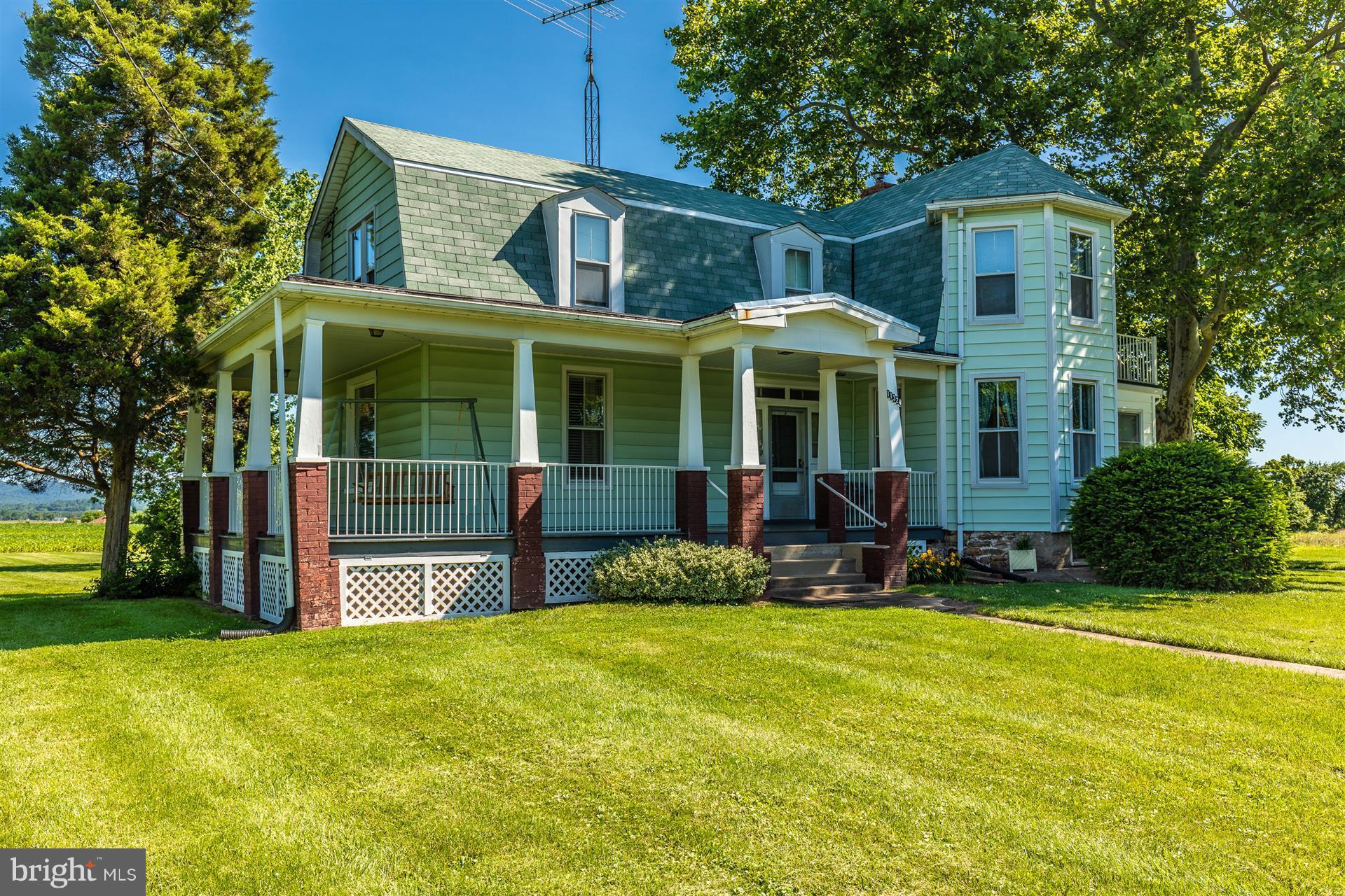Cute dutch colonial on 7 acres!