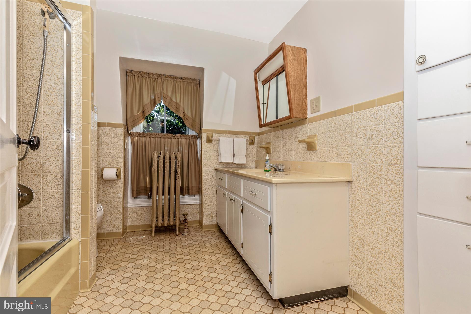 11324 Angleberger Road Thurmont, MD 21788 - Photo 23 of 27 Upper level bath has built in laundry bin.