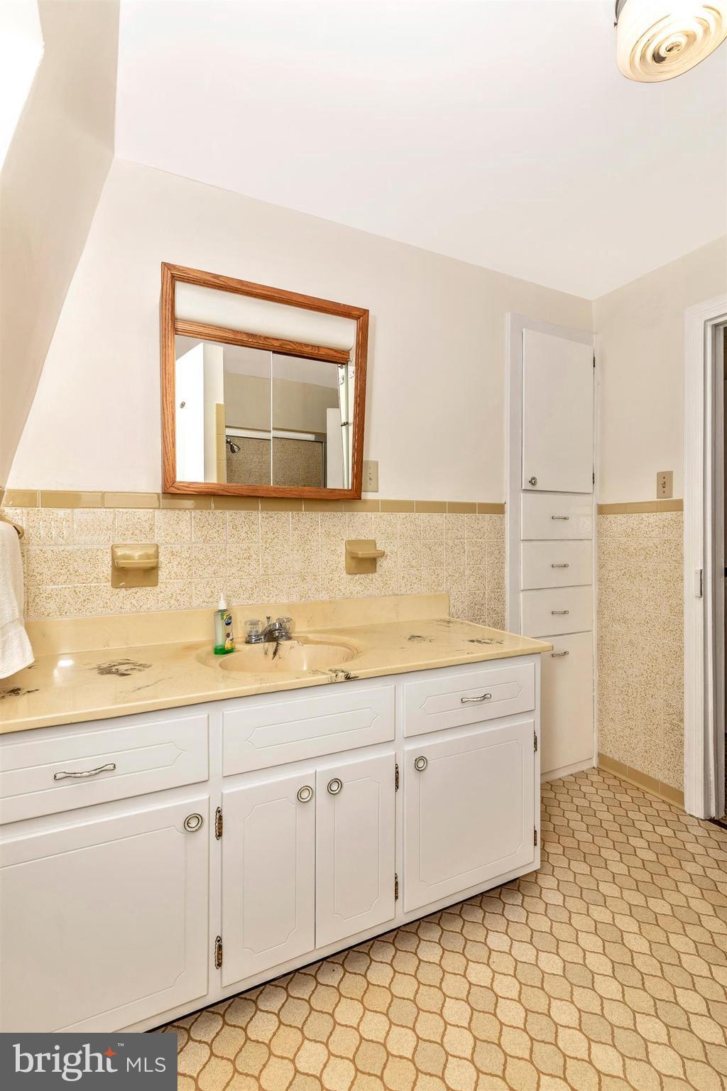 11324 Angleberger Road Thurmont, MD 21788 - Photo 24 of 27 Large vanity sink in UL bath