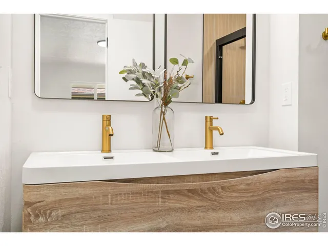 a close view of sink