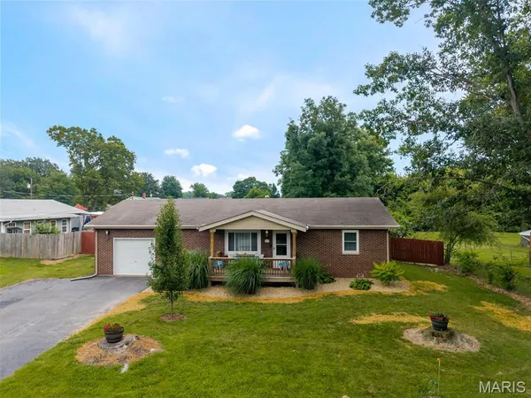 $215,000 | 614 South Neunaber Drive, Bethalto, IL 62010